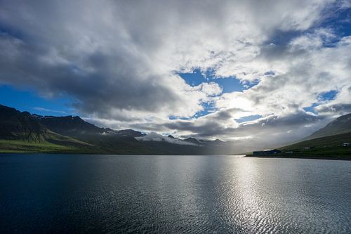 IJsland - Magisch ochtendlicht over fjord tussen groene bergen