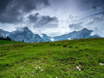 Blick auf die Gebirgskette im Karwendelgebirge von Animaflora PicsStock