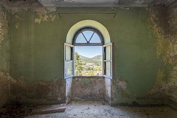 Raam met uitzicht op de Italiaanse bergen