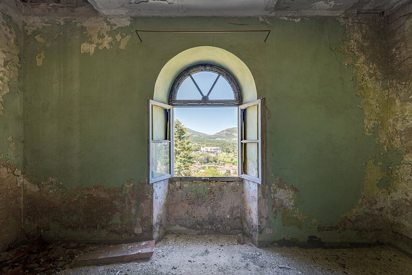 Fenster mit Blick auf die italienischen Berge von Perry Wiertz