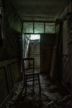 Urbex donkere stoel in een gang