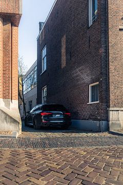 Audi RS4 ABT in het Hart van een Historische Stad van Sebastiaan van 't Hoog