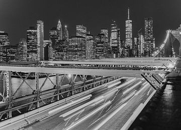 Brooklyn Bridge met autolichten en skyline van Brooklyn van Patrick Groß
