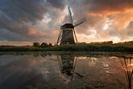 Windmühle unter einem explosiven Himmel bei Sonnenuntergang von iPics Photography Miniaturansicht