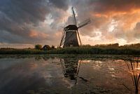 Molen tijdens een schilderachtige zonsondergang