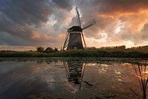 Windmühle unter einem explosiven Himmel bei Sonnenuntergang von iPics Photography