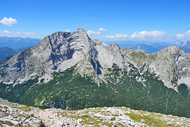 Chaîne de montagnes alpine aux sommets escarpés et aux forêts verdoyantes sur Tomherkules
