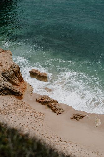 Küstenlinie von oben mit Felsen und Meer an der Algarve