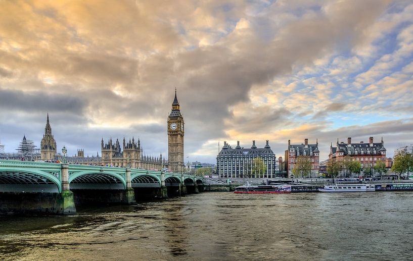 London by Hello Pompoyo