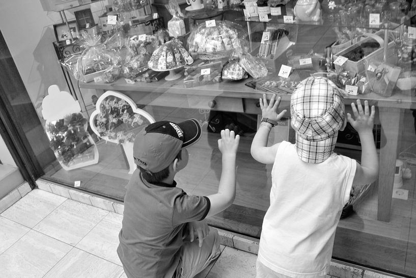 Two boys in front of a chocolaterie, Belgium. van JRobert Photography