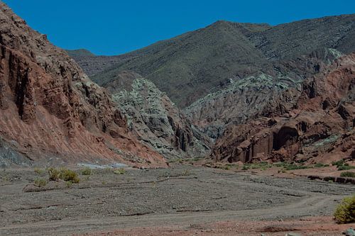 Rainbow Valley – Kleurrijke mineralen in de Atacama Woestijn