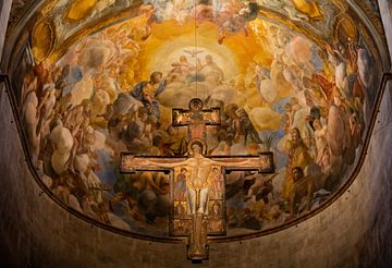 Crucifix dans la cathédrale San Martino à Lucca, Toscane, Italie sur Joost Adriaanse