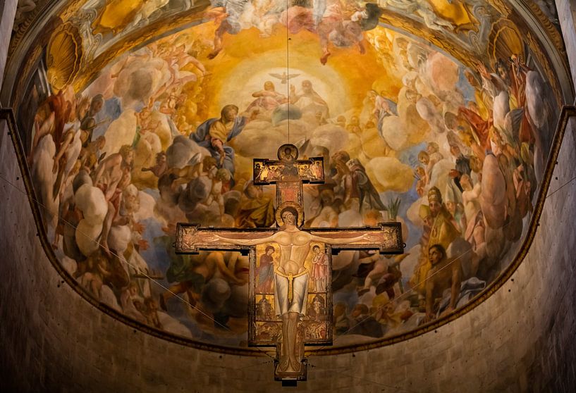 Crucifix dans la cathédrale San Martino à Lucca, Toscane, Italie par Joost Adriaanse