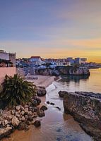 Ochtend in Cascais met roze zonsopgang boven de Atlantische Oceaan