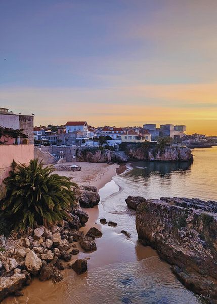 Ochtend in Cascais met roze zonsopgang boven de Atlantische Oceaan van Hecate Pim