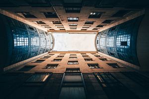 Omhoog kijken. - Omhoog kijken in Boedapest. Typische binnenplaats van een kantoorgebouw van Fotos by Jan Wehnert