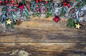 Traditionelle Weihnachtsdekoration mit Tannenzweigen von Alex Winter