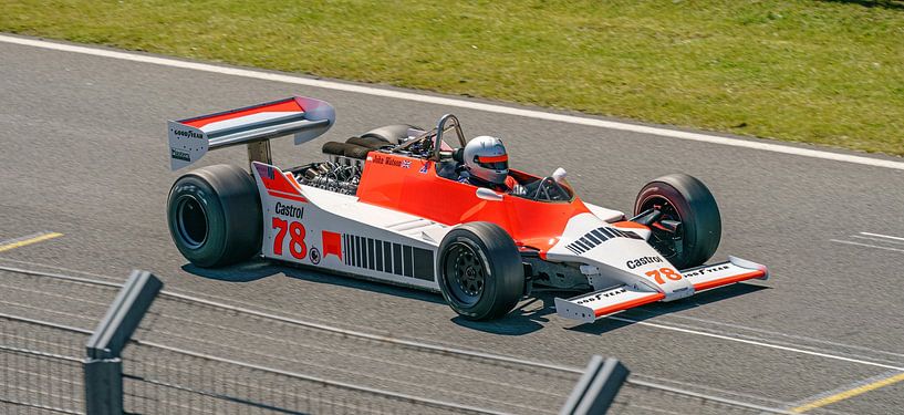 Historisches Formel-1-Auto: der McLaren M29. von Jaap van den Berg