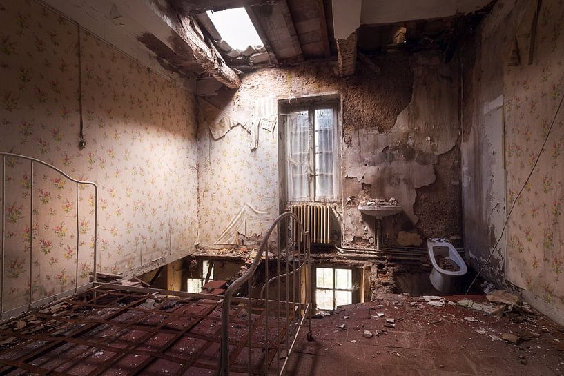 Chambre abandonnée dans un château. par Roman Robroek - Photos de bâtiments abandonnés