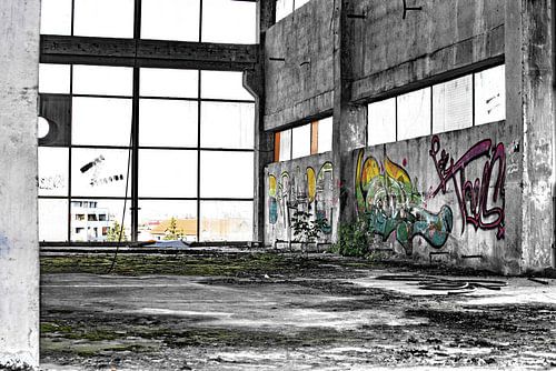 Graffiti on the grey concrete wall