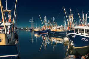 Der Hafen der friesischen Hafenstadt Stavoren an einem windstillen Nachmittag