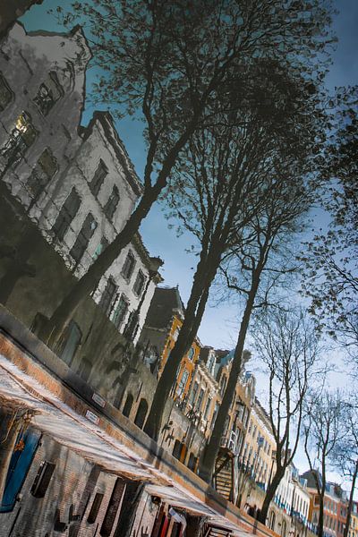 Reflet des maisons du canal dans l'eau de l'Oudegracht à Utrecht. One2expose Wout Kok Pho par Wout Kok