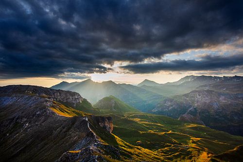 Zonsopkomst boven de bergen van  Hohe Tauern National Park in Oostenrijk