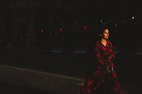 Dame in einem schönen roten Kleid in London