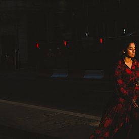 Dame in einem schönen roten Kleid in London von Renée Egbring