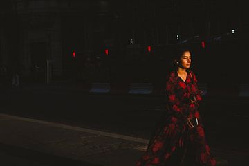 Stijlvolle vrouw in een prachtige rode jurk in Londen van Renée Egbring