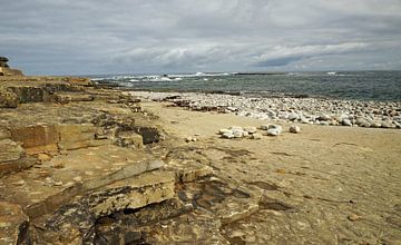 Kilkee Beach is een stenen strand in het dorp Kilkee.