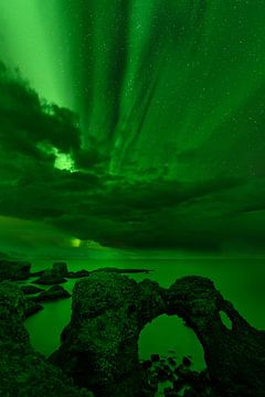 Aurora borealis boven een rotspoort