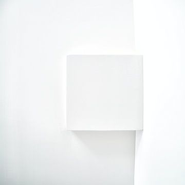 Wit vierkant op een witte muur
