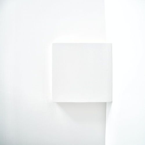 Wit vierkant op een witte muur