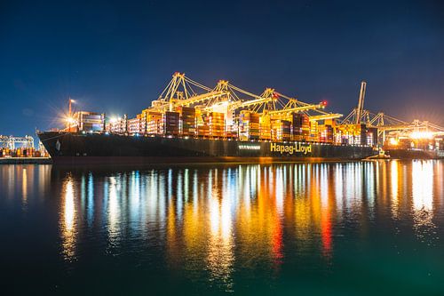 Containerschip aangemeerd bij de containerterminal