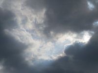 Die Sonne scheint immer hinter dunklen Wolken