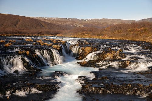 Prachtige turquoise Bruarfoss waterval, IJsland
