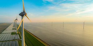 Windkraftanlagen und Solarmodule am Seeufer