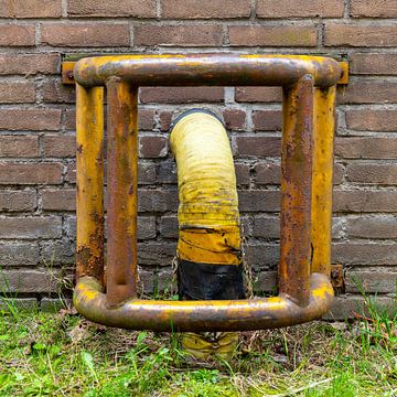 Urbex detail - Afvoerpijp met verroeste metalen bescherming