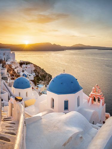 Zonsopgang aan zee op het eiland Santorini in Griekenland