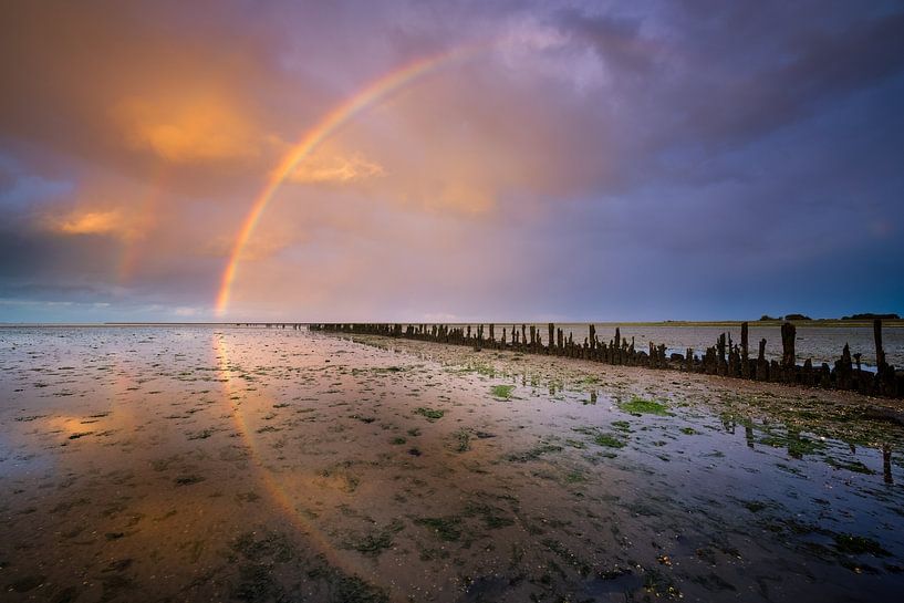 Een regenboog boven de Waddenzee van Bas Meelker