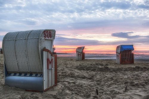 Strandkörbe bei Cuxhaven im Abendlicht