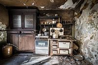 Alte Küche in einem verlassenen und baufälligen Haus