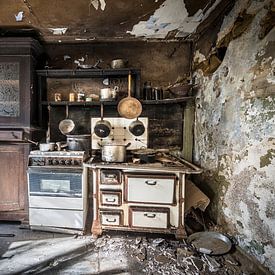 Oude keuken in verlaten en vervallen huis van Inge van den Brande