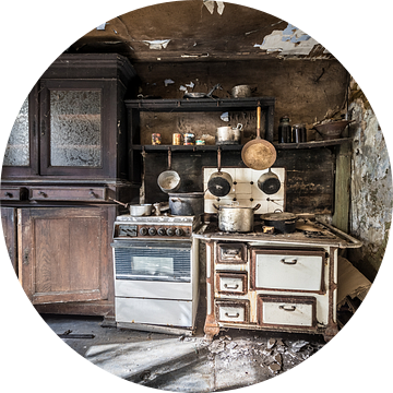 Oude keuken in verlaten en vervallen huis van Inge van den Brande
