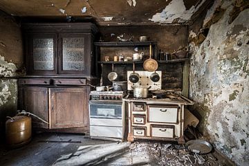 Oude keuken in verlaten en vervallen huis