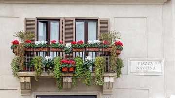 Milaans balkon met bloemen van Hilda Weges