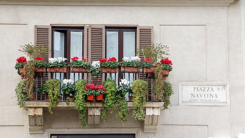 Milaans balkon met bloemen van Hilda Weges