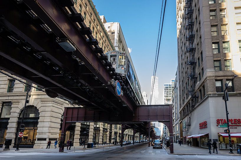 Stuk van The Loop Metrolijn in Chicago met Trump Tower van Eric van Nieuwland