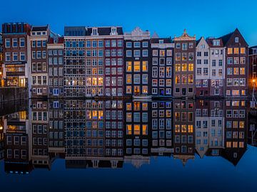 'Damrak Amsterdam at the Blue hour' van Gerard Koster Joenje (Vlieland, Amsterdam & Lelystad in beeld)